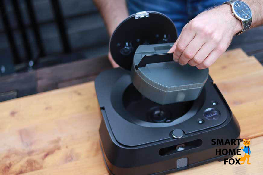 Открывается заслонка и извлекается резервуар для воды Braava jet m6